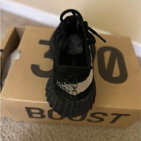 Yeezy Boost 350 V2 ‘Oreo’ - Picture 3 of 4